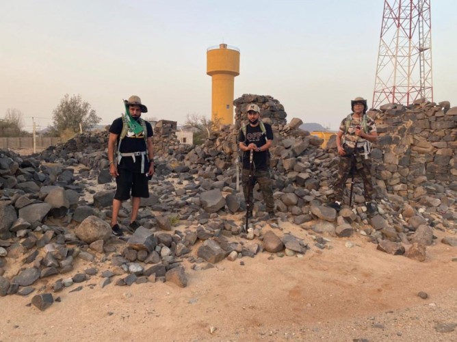 في رحلتهم من مكة للمدينة مشياً على الأقدام (رحالة مكة ) يستريحون بعسفان ويتعرفون على اثارها.