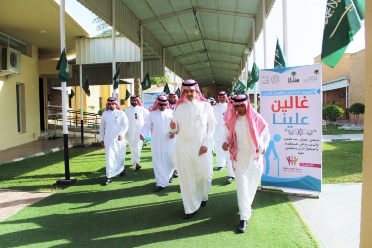 مساعد وزير العمل والتنمية الاجتماعية يزور دار الرعاية الاجتماعية بعنيزة