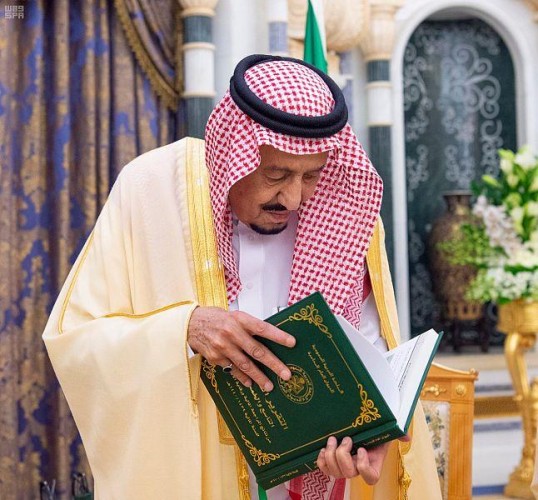 بالصور.. خادم الحرمين يتسلم التقرير السنوي لديوان المحاسبة ويشيد بما تحقق