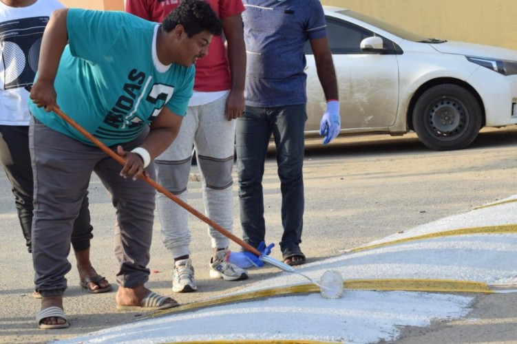 بالصور: كشافة نادي حطين ينفذون مبادرة لدهن المطبات الاصطناعية بصامطة