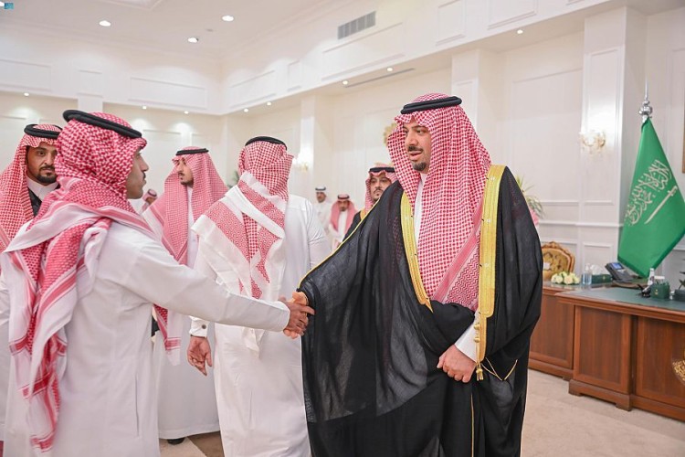 سمو أمير الحدود الشمالية يستقبل الوكلاء ومديري الأقسام وموظفي الإمارة