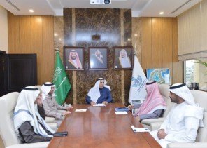 أمين الشرقية ومدير جمعية الذوق العام يناقشان أبرز البرامج “الذوقية” للمتنزهات والحدائق بالمنطقة* أمين الشرقية ومدير جمعية الذوق العام يناقشان أبرز البرامج “الذوقية” للمتنزهات والحدائق بالمنطقة*