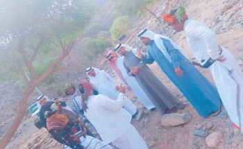 محافظ الريث يزور قرية اللحجة لإستطلاع طلبات الأهالي
