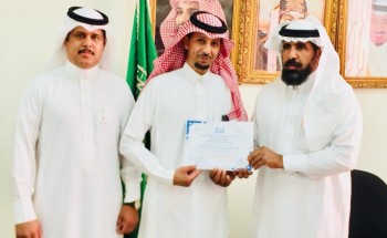 مدير تعليم الحائط يكرم المنسق الإعلامي للعلاقات والإعلام بالمكتب مدير تعليم الحائط يكرم المنسق الإعلامي للعلاقات والإعلام بالمكتب