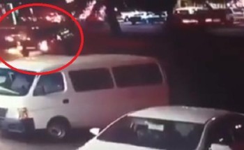 شاهد.. شاب يغامر بروحه وحياته من أجل إنقاذ امرأة وأطفالها على طريق بـ”رفحاء”