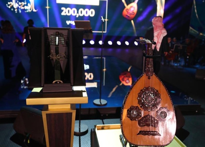 بالفيديو.. بيع عود الفنان راشد الماجد في مزاد علني بأكثر من نصف مليون ريال