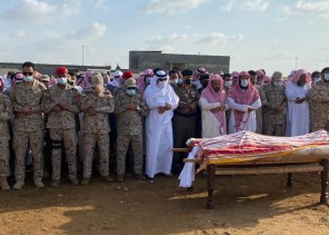محافظ صامطة وقائد قوة جازان يتقدمان مشيّعي الشهيد الرقيب “الحمدي”