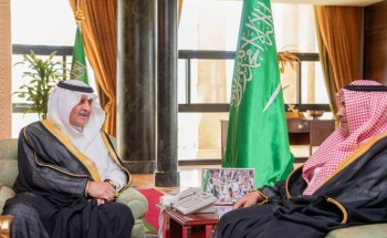أمير تبوك يستقبل مدير الأحوال المدنية بالمنطقة
