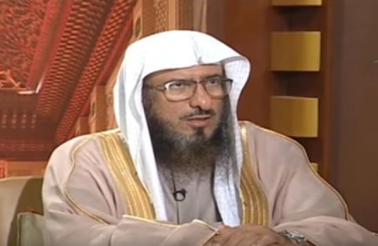 الشيخ سليمان الماجد يوضح حكم لبس الباروكة من باب الزينة للرجل والمرأة (فيديو)