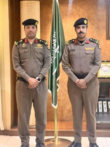 مدير شرطة الأحساء يقلد العتيبي رتبته الجديدة عقيدًا