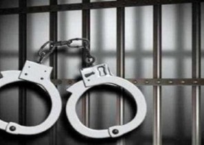 أحدهما وثق صعود الآخر لمركبة أمنية متوقفة .. شرطة الرياض تلقي القبض على مقيمين باكستانيين