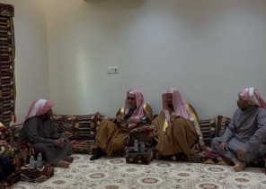 لفتة إنسانية وكلمات مؤثرة.. الشيخ الشثري والدكتور العجلان يقدمان واجب العزاء لوالد ضحيتي حريق حفر الباطن لفتة إنسانية وكلمات مؤثرة.. الشيخ الشثري والدكتور العجلان يقدمان واجب العزاء لوالد ضحيتي حريق حفر الباطن