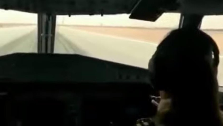 بالفيديو.. مطار حائل يشهد وصول أول رحلة طيران بقيادة مساعدة طيار سعودية