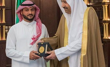 مواطن يساعد رجال الأمن في القبض على عمالة مخالفة تروج المخدرات.. وأمير الباحة يكرمه مواطن يساعد رجال الأمن في القبض على عمالة مخالفة تروج المخدرات.. وأمير الباحة يكرمه