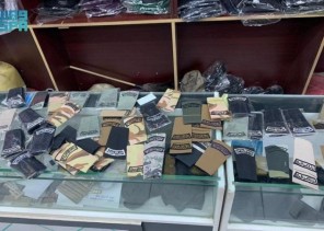 اللجنة الأمنية بإمارة الرياض تغلق محل تفصيل ملابس عسكرية وتضبط 3 من العمالة المخالفة وصورًا لخطابات سرية رسمية