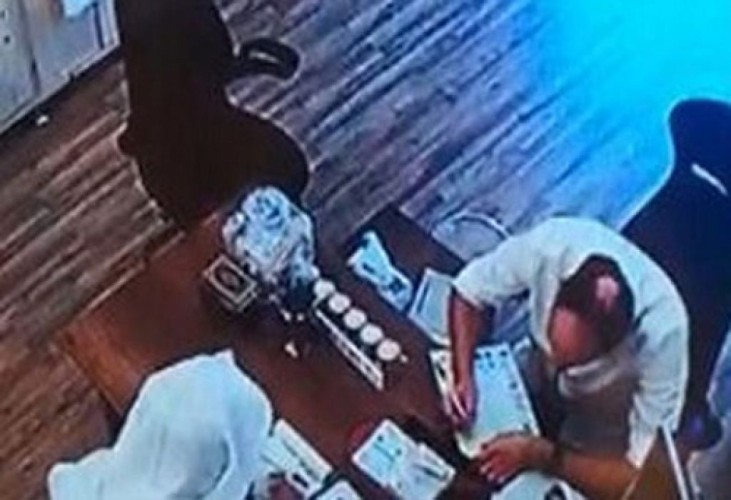 مندوب مزيف ينصب على أصحاب المحلات.. بهذه الطريقة