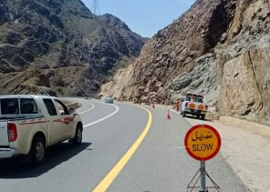 “نقل عسير” يباشر صيانة الطرق والعقبات بعد الأمطار التي شهدتها المنطقة “نقل عسير” يباشر صيانة الطرق والعقبات بعد الأمطار التي شهدتها المنطقة