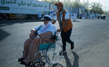 «كأنهم ملائكة في زي الكشافة».. مشاهد إنسانية مؤثرة لشباب معسكرات الخدمة العامة في عرفات «كأنهم ملائكة في زي الكشافة».. مشاهد إنسانية مؤثرة لشباب معسكرات الخدمة العامة في عرفات