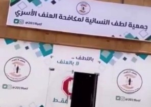 شاهد: مواطنة توزع معقمات وكمامات على رجل الأمن بـ”عنيزة” شاهد: مواطنة توزع معقمات وكمامات على رجل الأمن بـ”عنيزة”