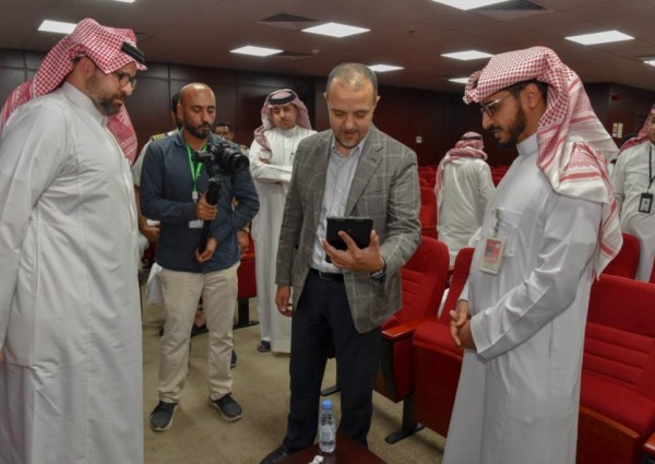 مجمع الدمام الطبي يدشن خدمة التواصل المرئي لمرضى كورونا مجمع الدمام الطبي يدشن خدمة التواصل المرئي لمرضى كورونا