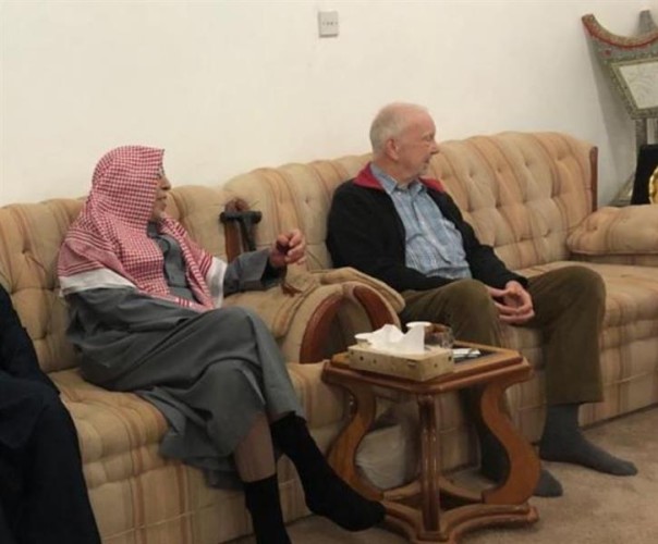 بالصور والفيديو ..عنيزة تستقبل معلماً بريطانياً درس بها قبل نصف قرن