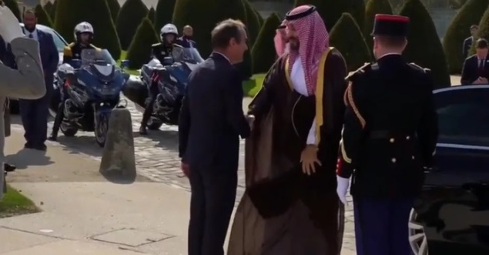 ولي العهد يصل ساحة الإنفاليد في باريس وسط استقبال رسمي حافل