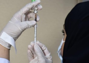 متحدث الصحة: يجب استكمال الطالب للتحصين بجرعتين من اللقاح المضاد لفيروس كورونا لمكافحة متحور دلتا متحدث الصحة: يجب استكمال الطالب للتحصين بجرعتين من اللقاح المضاد لفيروس كورونا لمكافحة متحور دلتا