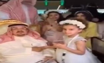 أمير الرياض يحقق حلم طفلة ويهديها “آيفون” (فيديو)