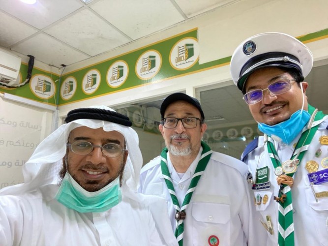 الاعلامي منصور نظام الدين يعاوده الحنين لارتداء الزي الكشفي لتوزيع السلال الغذائية