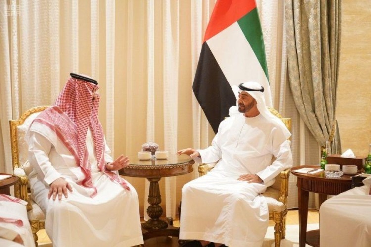 الأمير خالد بن سلمان يقدم التعازي للشيخ محمد بن زايد في وفاة أخيه سلطان