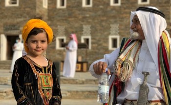 صورة لطفلة بالزي العسيري تجذب أنظار زوار صيف رجال ألمع صورة لطفلة بالزي العسيري تجذب أنظار زوار صيف رجال ألمع