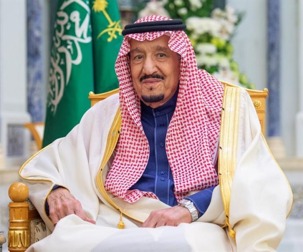 خادم الحرمين عبر “تويتر”: أهنئكم بعيد الأضحى.. وأسأل الله أن يرفع عن بلادنا والعالم وباء كورونا