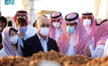 أشاد بحرص الشباب على الاستثمار .. السفير الياباني يزور مهرجاني التمور في بريدة وعنيزة أشاد بحرص الشباب على الاستثمار .. السفير الياباني يزور مهرجاني التمور في بريدة وعنيزة