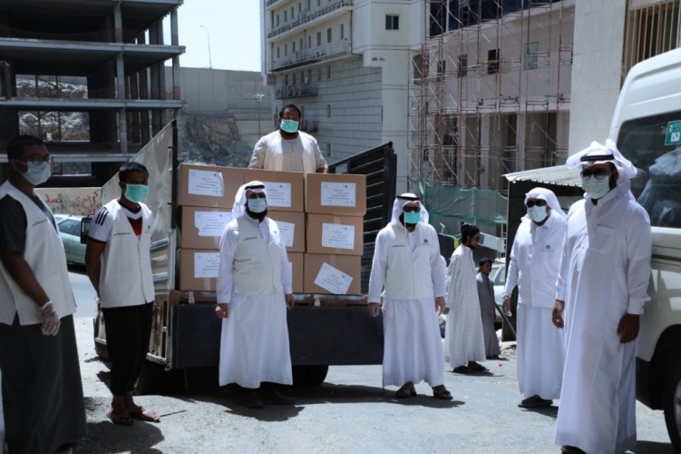 جمعية أجياد بمكة توزع 250 سلة غذائية ضمن مبادرة “لنكن معهم”