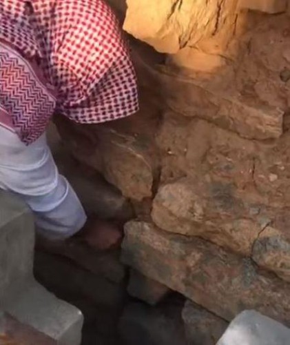 مواطن يستخرج ورقة وضعها بجدار مزرعة قبل 45 عاماً مع صديقه الذي توفي لاحقاً