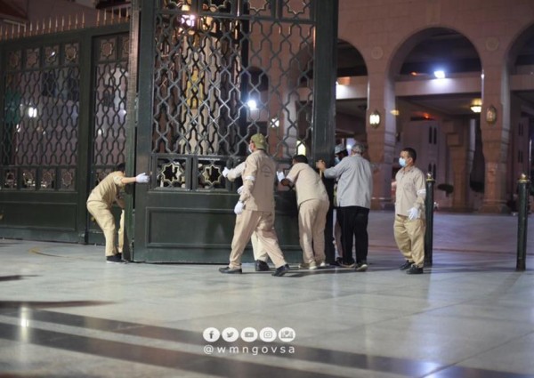 بالصور.. اللحظات الأولى لفتح أبواب المسجد النبوي استعداداً لإقامة أول صلاة جماعة بعد الإغلاق بالصور.. اللحظات الأولى لفتح أبواب المسجد النبوي استعداداً لإقامة أول صلاة جماعة بعد الإغلاق
