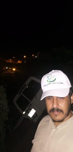 بالصور ..” فريق فزعة التطوعي ” يستخرج مركبة عالقة بمحافظة الريث