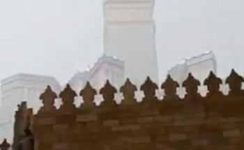 بالفيديو.. أصوات الرعد تتخلل الأذان في الحرم المكي.. وصاعقتان تضربان برج الساعة