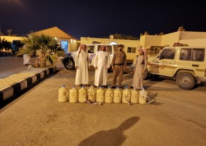 شرطة الدرب تداهم موقع اتخذه عمالة إفريقية لصناعة الخمور وضبط كميات كبيرة من مادة العرق المسكر شرطة الدرب تداهم موقع اتخذه عمالة إفريقية لصناعة الخمور وضبط كميات كبيرة من مادة العرق المسكر