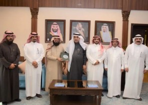 لـــ” تعزيز التعاون المشترك .. امين المنطقة الشرقية يستقبل آل دايل بمقر الأمانة لـــ” تعزيز التعاون المشترك .. امين المنطقة الشرقية يستقبل آل دايل بمقر الأمانة