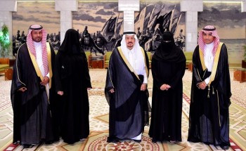 سمو أمير منطقة الرياض يستقبل نجلاء العتيبي وشريفة المطيري لحصولهن على جائزة الملك سلمان للدراسات العليا