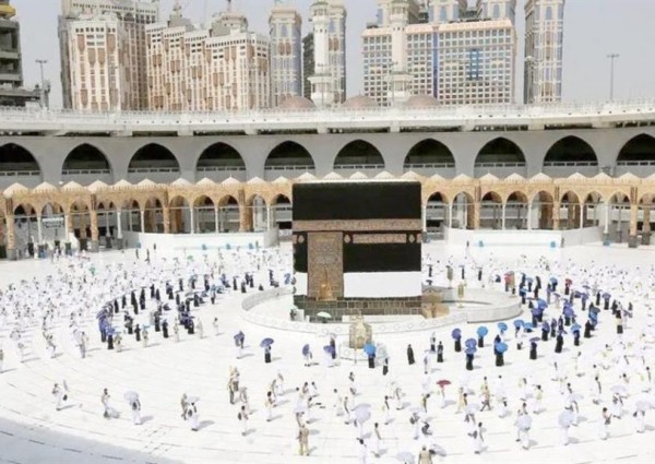 لأول مرة منذ جائحة كورونا .. تجهيز الساحة الخارجية في المسجد الحرام لأداء الصلاة