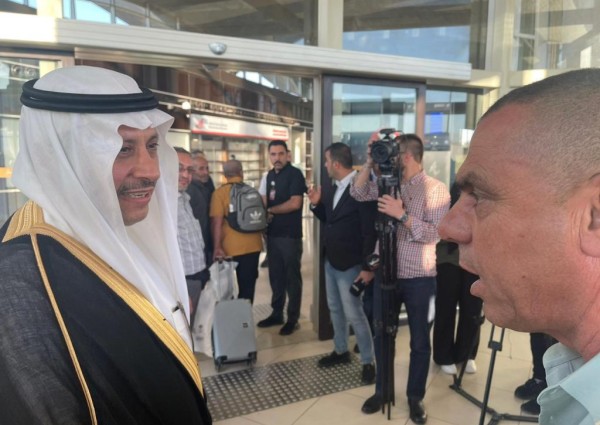 سفير المملكة بالأردن يُودع الدفعة الأولى من ضيوف خادم الحرمين الشريفين حجاج دولة فلسطين من ذوي الشهداء والأسرى والجرحى الفلسطينيين سفير المملكة بالأردن يُودع الدفعة الأولى من ضيوف خادم الحرمين الشريفين حجاج دولة فلسطين من ذوي الشهداء والأسرى والجرحى الفلسطينيين