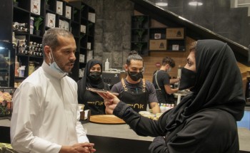 شاب ” سعودي ” ينافس مقاهي الكابتشينو و الموكا بـ ” ملامح جديدة لـمكة السياحية “