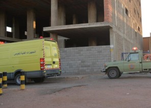مدني حائل ينقذ مسن سقط في خزان ماء في عمارة تحت الانشاء