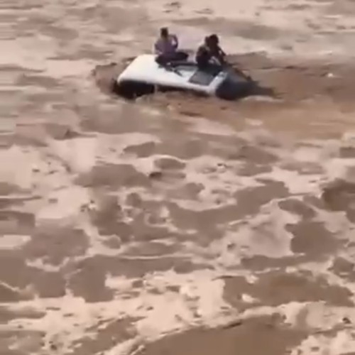 بالفيديو: السيول تحاصر سيارة “جيب” في وادي الدابية جنوب حائل .. والأهالي ينقذون قائدها ومرافقه