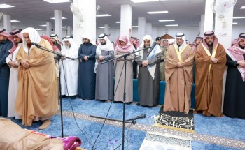 سمو محافظ الأحساء يؤدي صلاة الميت على إبراهيم آل هاشم
