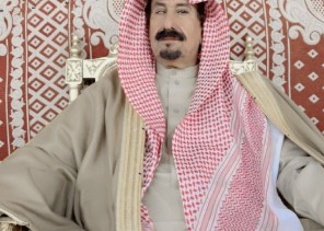 مالك الإبل “خضران بن عتقاء الداموك الرشيدي” يقيم حفل عشاء في مخيم المضيف تكريمًا للمشاركين وضيوف المهرجان الخاص في جادة حائل للإبل