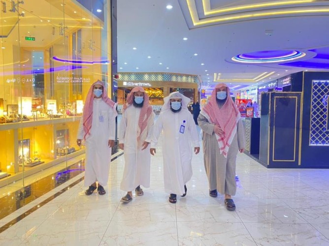 مدير عام هيئة الحدود الشمالية يقوم بجولة ميدانية على المجمعات التجارية والأسواق والمتنزهات