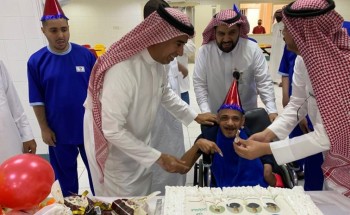 مدير عام فرع وزارة الموارد البشرية والتنمية الاجتماعية بالقصيم يعايد نزلاء مركز التاهيل الشامل ببريده مدير عام فرع وزارة الموارد البشرية والتنمية الاجتماعية بالقصيم يعايد نزلاء مركز التاهيل الشامل ببريده
